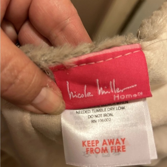 Nicole Miller Textured Tan Blanket EUC!! - Picture 11 of 16